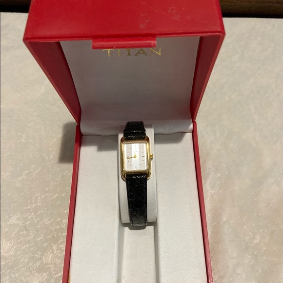TITAN TANK WATCH. RECTANGULAR. DELICATE. BEAUTIFUL - Picture 3 of 14